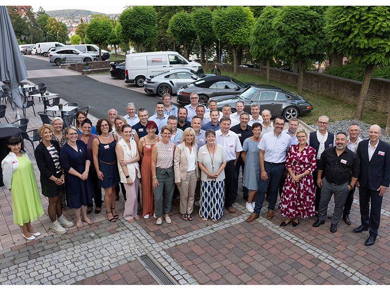Ein Vierteljahrhundert Warema: Die Geehrten zeigen sich mit strahlenden Gesichtern bei der Ehrung für 25 Jahre Unternehmenszugehörigkeit. Foto: © Warema