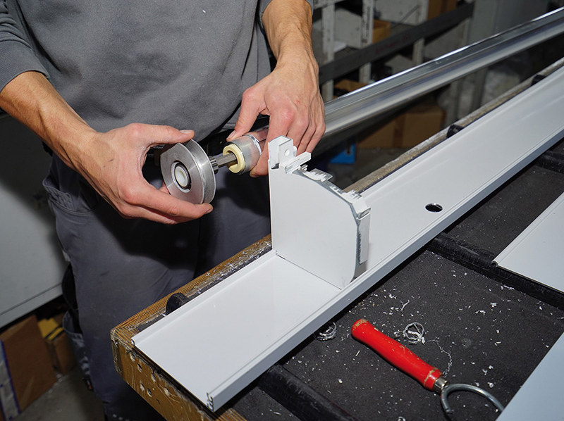 Fachleute am Werk: Hier wird die Antriebseinheit für die Montage in den Rollladenkasten vorbereitet. Foto: © Rollladen.de