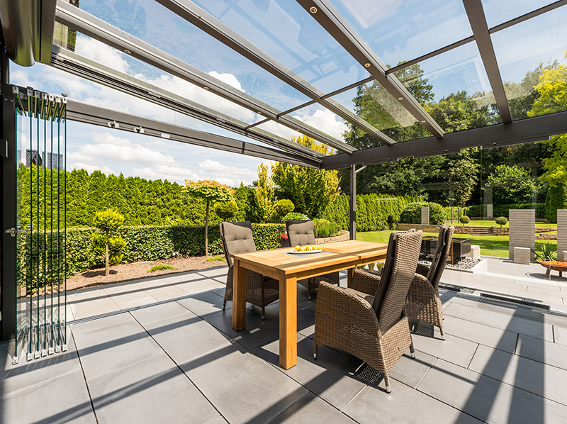 Die Glaselemente des Schiebe-Dreh-Systems lassen sich einfach zur Seite öffnen. Foto: © Solarlux