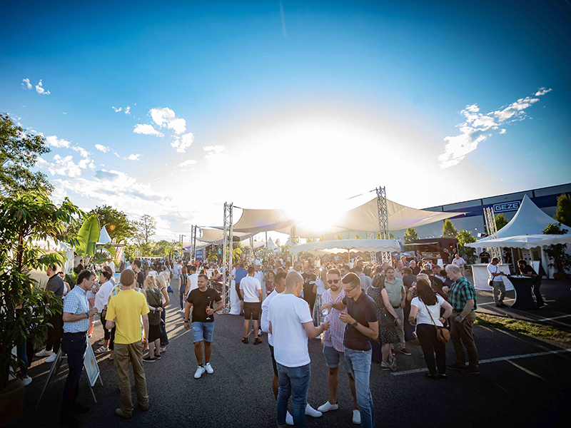 Das Firmenjubiläum wurde mit allen deutschen Mitarbeitern am Firmenstandort in Leonberg groß gefeiert. Foto: © Geze GmbH