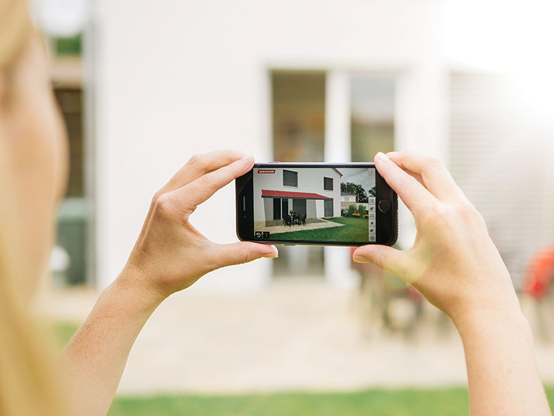 Die Anwendung arbeitet mit der Kamera des mobilen Geräts und simuliert per Augmented Reality ein maßgeschneidertes 3D-Modell. Foto: © Warema