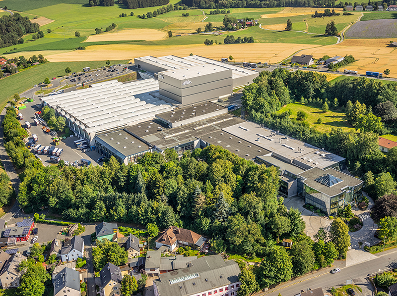 Das 1974 gegründete Unternehmen produziert mit mehr als 500 Mitarbeitern an zwei Produktionsstandorten im oberfränkischen Konradsreuth und im schwäbischen Haigerloch Rollladen, Sonnen- und Insektenschutzsysteme. Foto: © Alukon