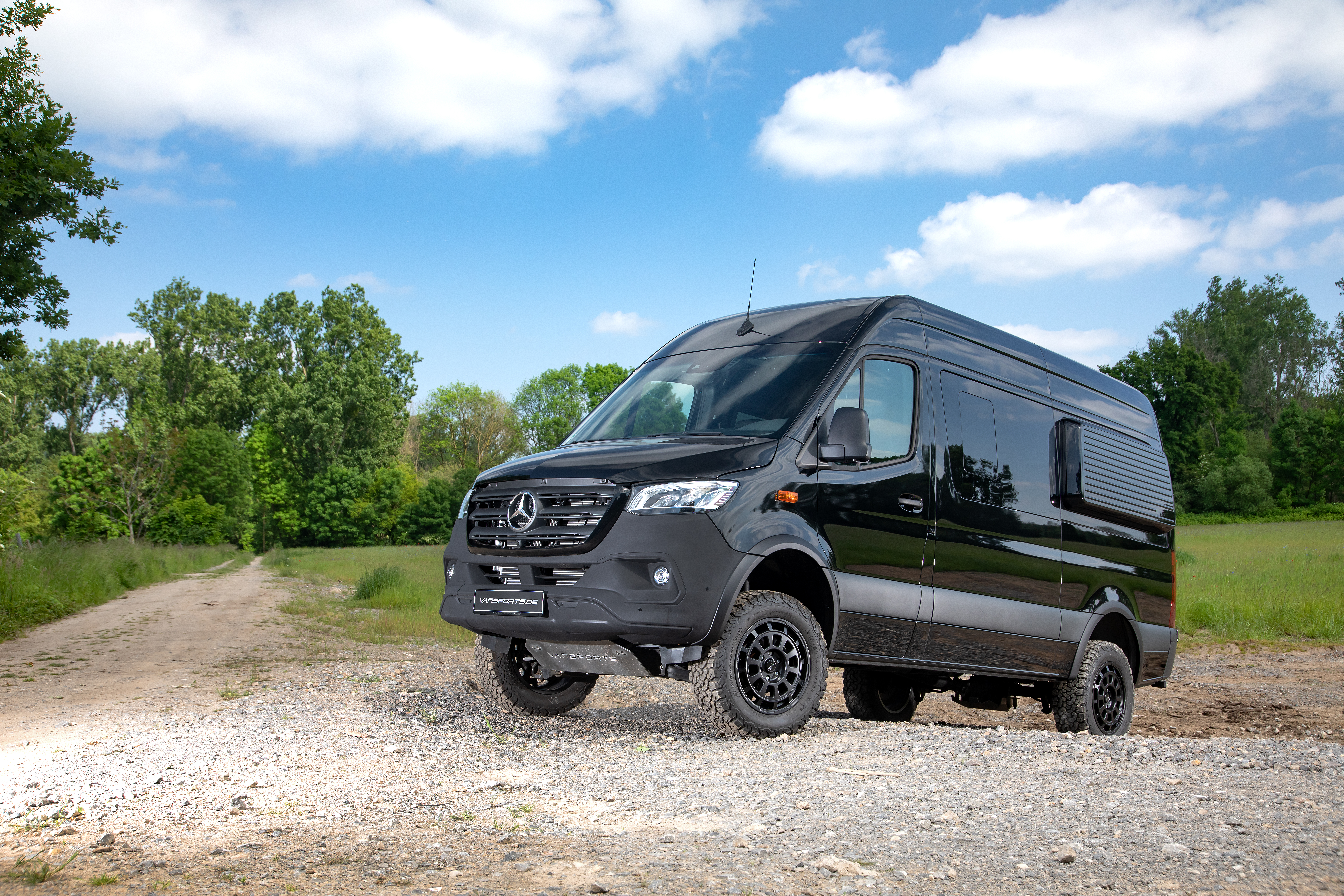 Allrad-Antrieb und mehr Bodenfreiheit für das etwas unwegsamere Gelände: Der Wildboar auf Basis des Mercedes-Benz Sprinters 4x4 319. Foto: © Vansports