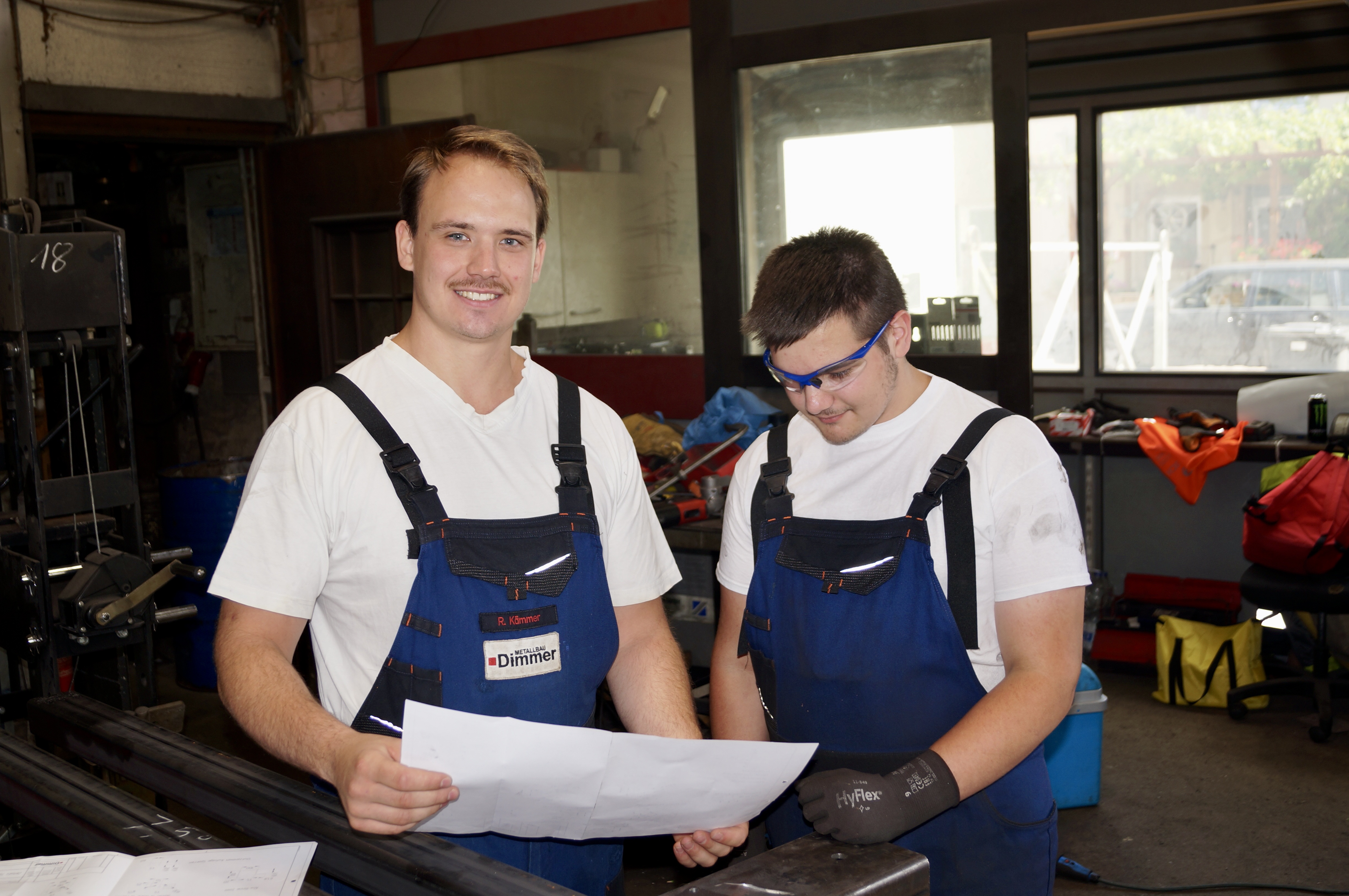 Jungmeister und Metallbauer Raphael Kämmer fühlt sich im Betrieb am wohlsten. Foto: © Sandra Blass-Naisar