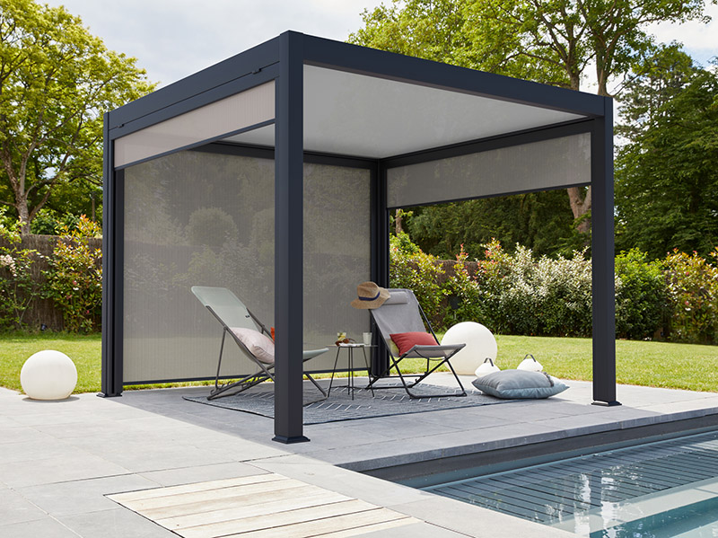 Wer das Gewebe draußen nutzt, darf sich ebenfalls auf einen guten Windschutz ohne gestaute Luft unter dem Freisitz freuen. Foto: © Dickson