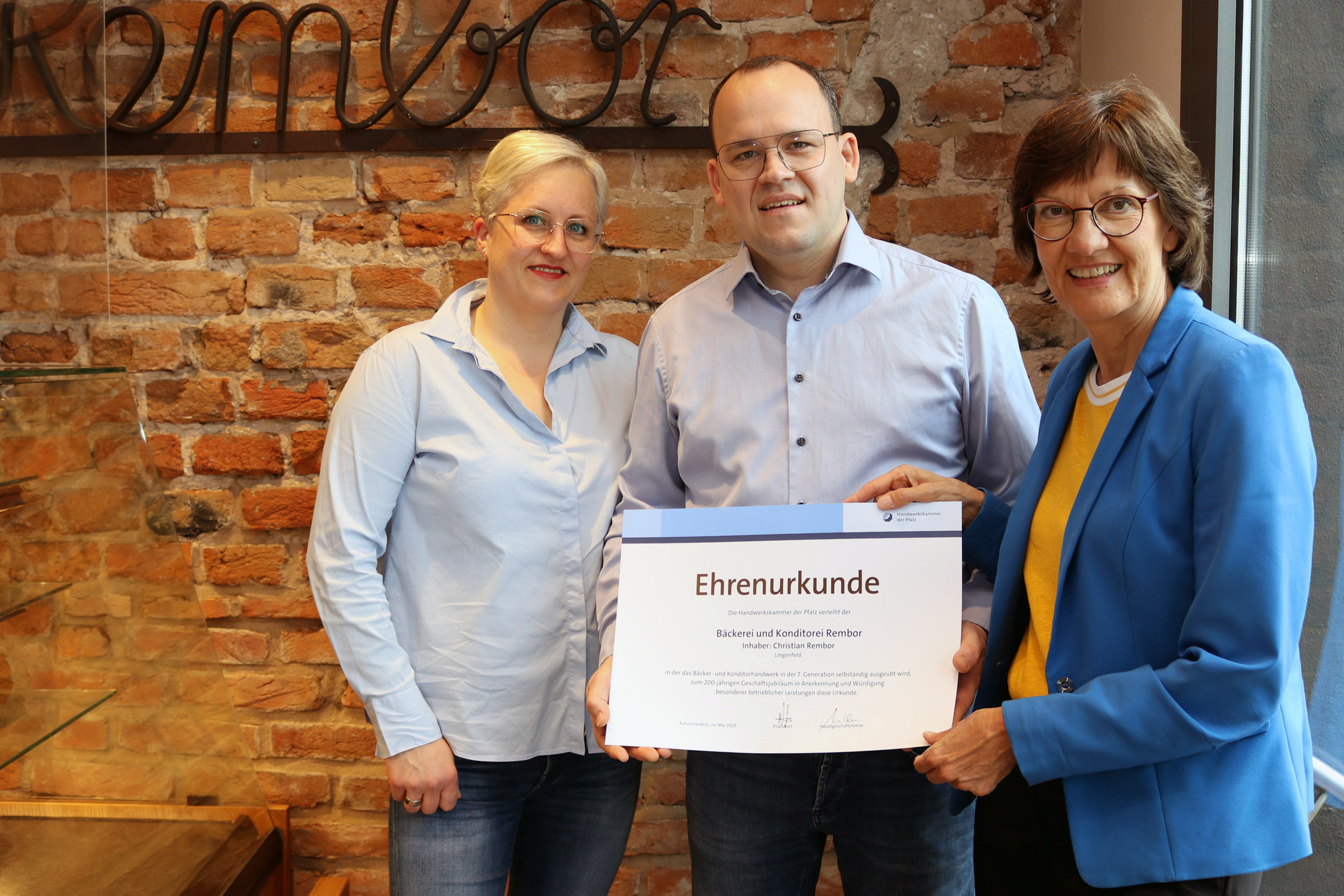Rita Petry, Geschäftsführerin Berufsbildung der Handwerkskammer der Pfalz (Rechts), gratulierte den Inhabern zu ihrem Firmenjubiläum Foto: © HWK Pfalz / Thum