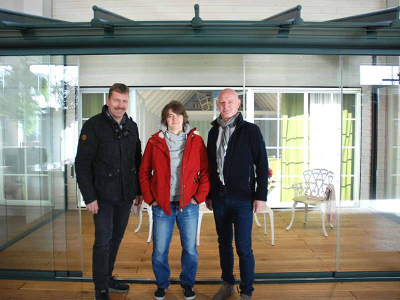 Die Berufschullehrer Uwe Wieselmann und Susanne Kockert ließen sich von Schulungsleiter Joachim Schreiner durch den Showroom und die Produktion in Köln führen (von links nach rechts). Foto: © Weinor