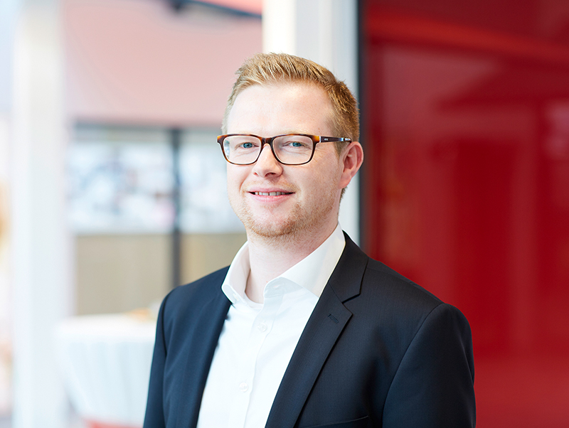 Jan Kattenbeck ist der Projektleiter des Teams, das sich um den Service rund um Großflächenbeschattungen kümmert. Foto: © Markilux