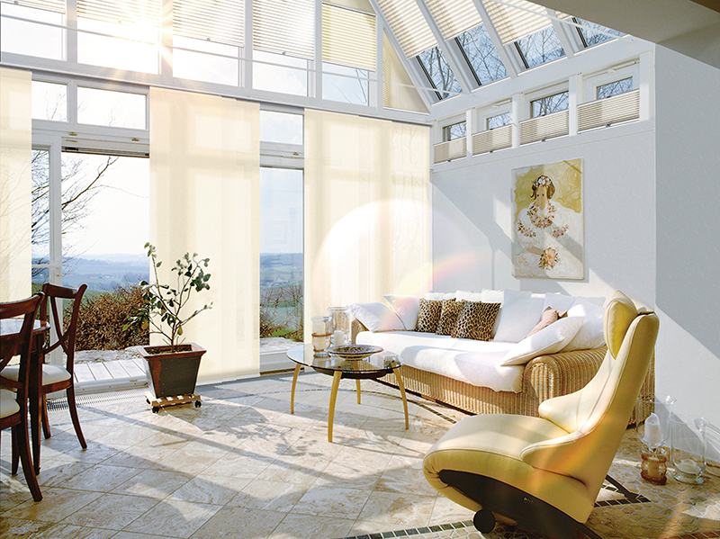 Mit innenliegendem Sonnenschutz kann das Ambiente im Wintergarten jederzeit verändert werden, indem das Licht nach den eigenen Wünschen inszeniert wird. Foto: © Warema