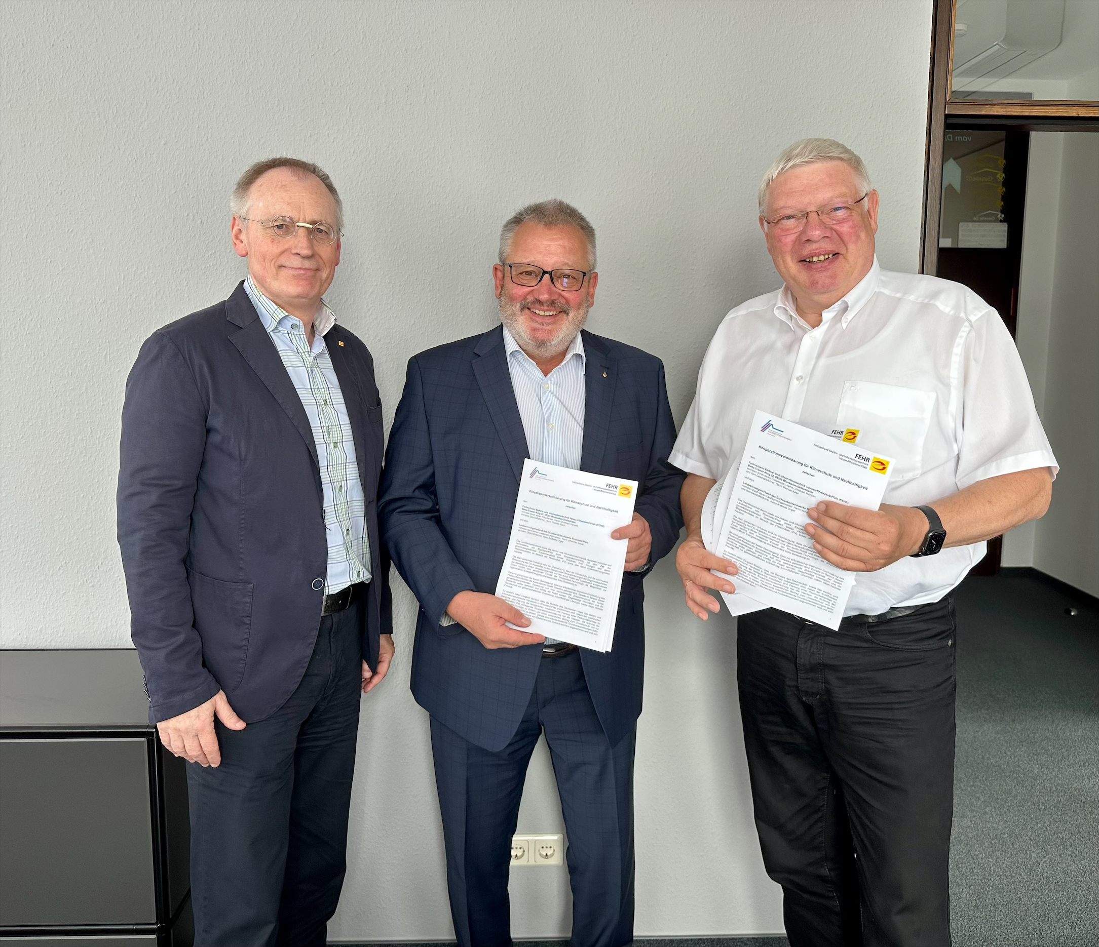 v.l.: RA Thomas Klisa, Geschäftsführer des FEHR, Landesinnungsmeister Johannes Lauer vom LIV des Dachdeckerhandwerks, Christoph Hansen Präsident des FEHR. Foto: © FEHR