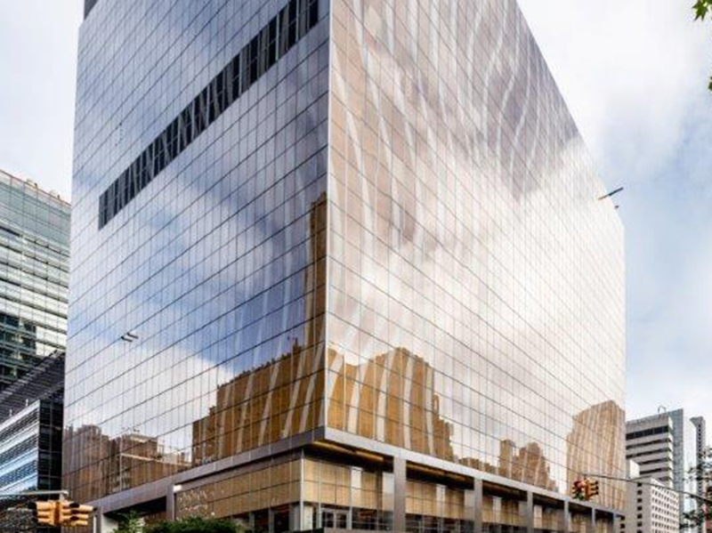 Okalux ist ein Spezialist für Laminierte Gläser. Das Unternehmen integriert verschiedenste Materialien in Funktionsglas, wie hier in dieser Fassadenverglasung beispielsweise eine Holzschicht. Foto: © Okalux