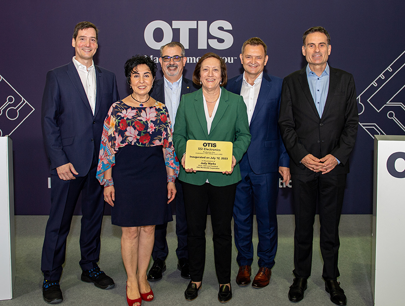 Presentation of the brass plaque for the inauguration of the new PCB production hall in Berlin, from left to right: Dr. Oliver Gassner (Director SSI Electronics Berlin), Emine Demirbüken-Wegner (Bezirksbürgermeisterin von Berlin-Reinickendorf), Bernardo Calleja (President Otis EMEA), Judy Marks (Chair, CEO and President Otis Worldwide Corporation), Udo Hoffmann (Central Europe Market Group Lead) and Jorge Zubialde (EMEA Supply Chain and Global Manufacturing Excellence Lead). Photo: © Otis Elevator Company
