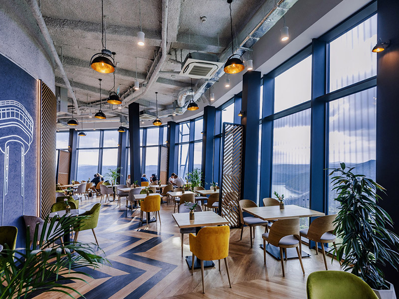 Eine gemusterte Beschichtung macht das Glas für Vögel besser sichtbar und bietet gleichzeitig eine ästhetisch ansprechende Optik nach außen. Von innen ist es kaum für das menschliche Auge sichtbar. Foto: © Pilkington Deutschland AG