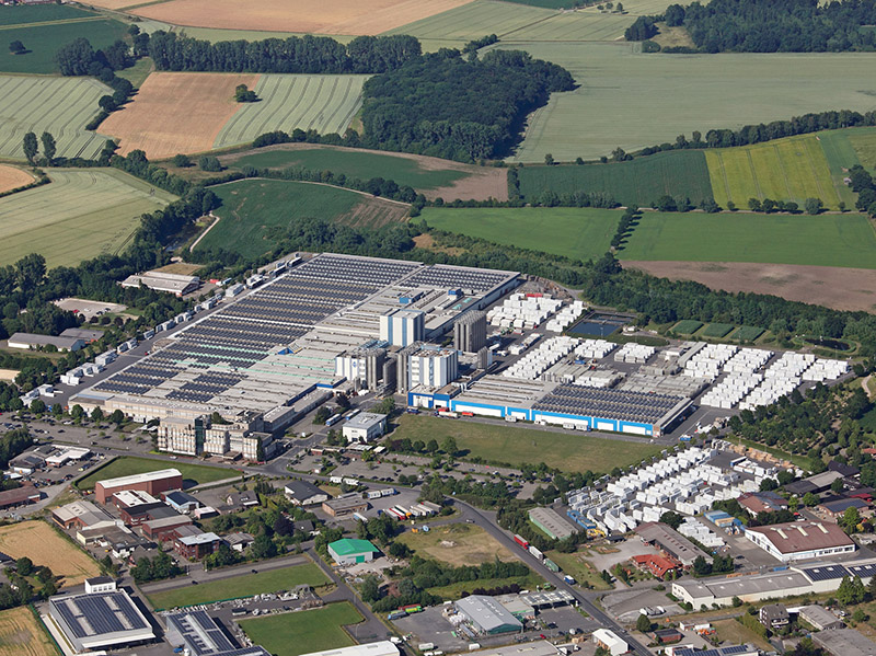 Die international agierende Veka Gruppe ist mit 40 Standorten weltweit vertreten. 6.200 Mitarbeiter erwirtschafteten 2020 einen Jahresumsatz von 1,1 Mrd. Euro. Allein 1.400 Mitarbeiter sind in Sendenhorst, dem Stammsitz der Unternehmensgruppe, tätig. Foto: © Veka