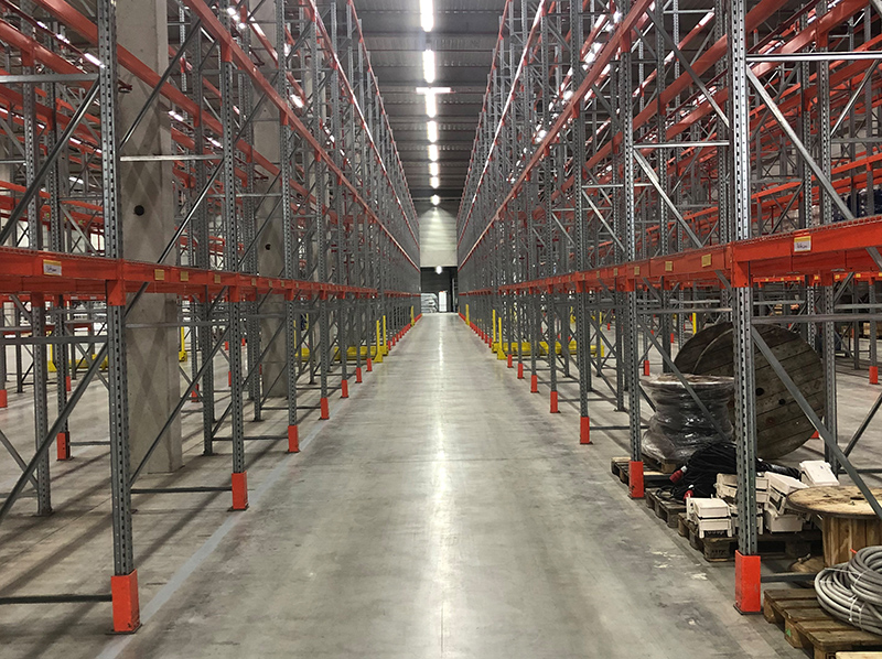 Die im Aufbau befindlichen Hochregale vermittelten den Hella-Besuchern einen ersten Eindruck von den 130 Meter tiefen Produktions- und Lagerhallen, die zuvor von Ikea als Vertriebsstandort genutzt wurden. Foto: © Hella