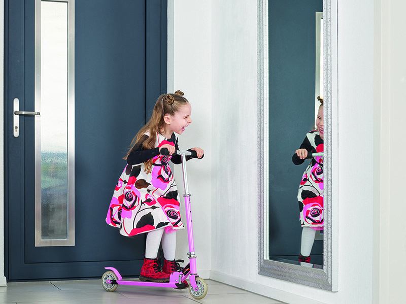 Sicherheit zu Hause, beim Sport und im Hotel mit dem geprüften Sicherheitsspiegel Miralite Easysafe. Foto: © Saint-Gobain