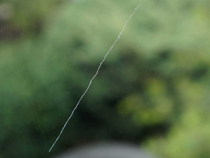 So eindeutig erkennbar wie dieser Kratzer auf der Glasoberfl äche sind Beinträchtigungen der visuellen Qualität von Glas in vielen Fällen nicht. Foto: © Glas+Rahmen