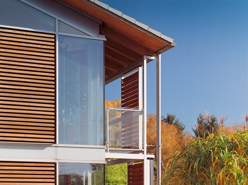Holzläden halten die Sonne fern. Foto: © Andreas Braun/Saint-Gobain Glass