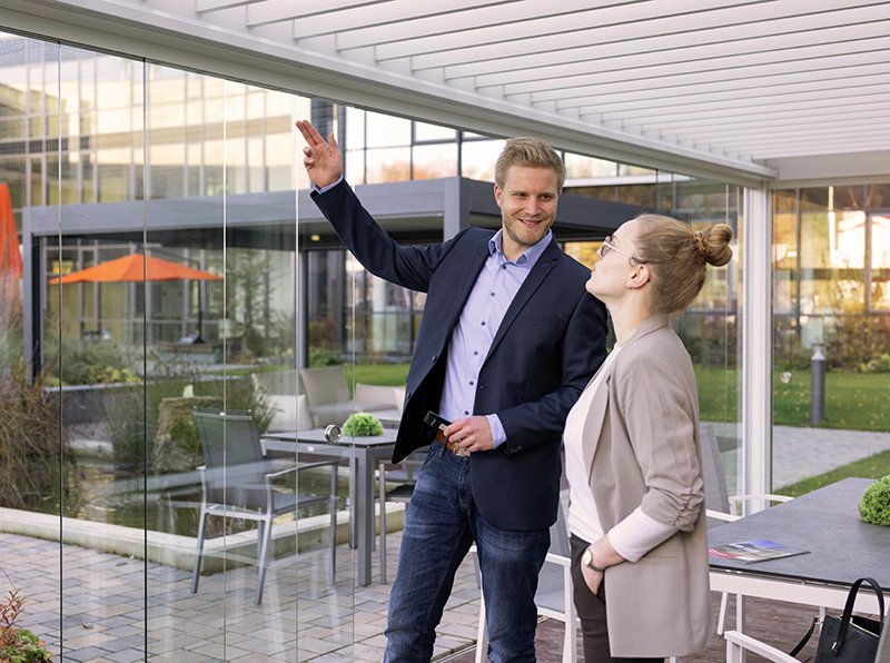 Lars-Hendrik Hein, ehemals selbst Gastronom, steht Fachhändlern als direkter und kompetenter Ansprechpartner des HoReCa-Kompetenzteams zur Verfügung. Foto: © Warema