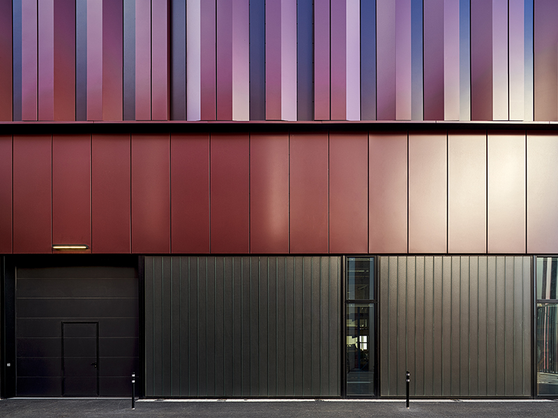 Mit der schwarzen Sonnenschutzeinlage fügen sich die Profilglaselemente harmonisch in die beschichtete Aluminiumfassade ein. Foto: © Meike Hansen, Hamburg