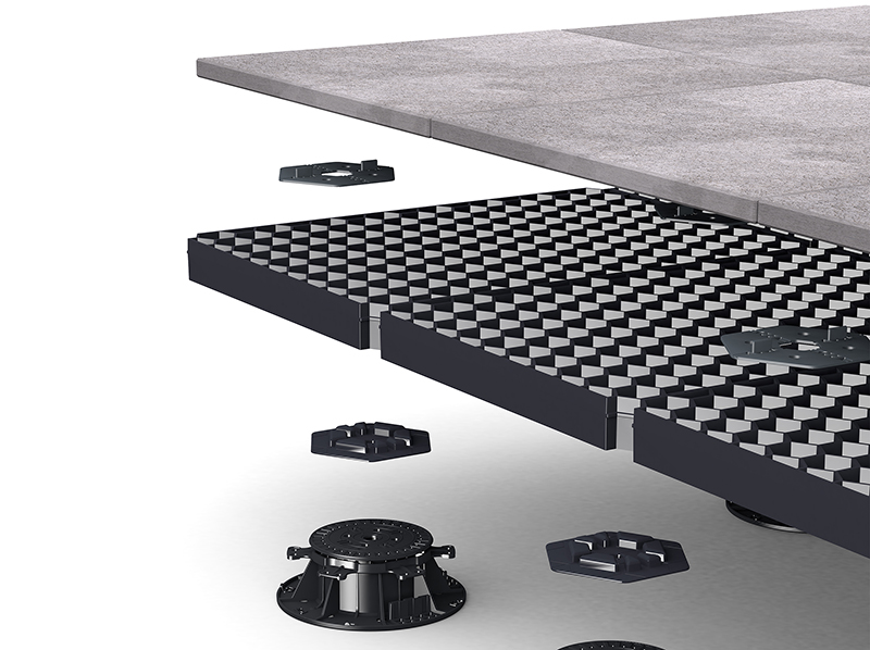 Die Stelzlager werden per Clip-Adapter mit den Boards verbunden. Die Höhe kann sogar bei verlegtem Gitterboden nachjustiert werden und das, ohne die Boards anzuheben. Foto: © Trias / Blauform