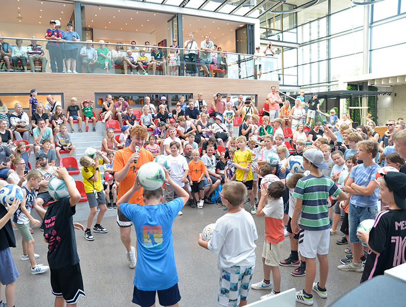 Das Erlebniswochenende war als großes Familienfest ausgelegt und begeisterte vor allem die Kleinen. Im großen Foyer zeigte Jannik Freestyle dem Nachwuchs ausgefallene Fußballtricks. Foto: © Solarlux