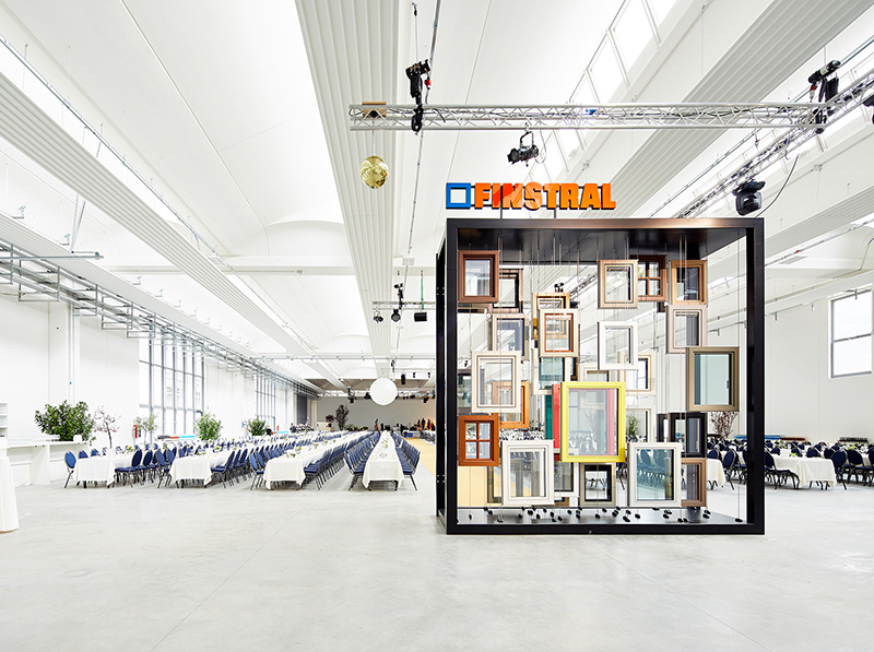 Die neue Werkshalle in Borgo Valsugana im Trentino war Schauplatz der großen Feier. Foto: © Finstral