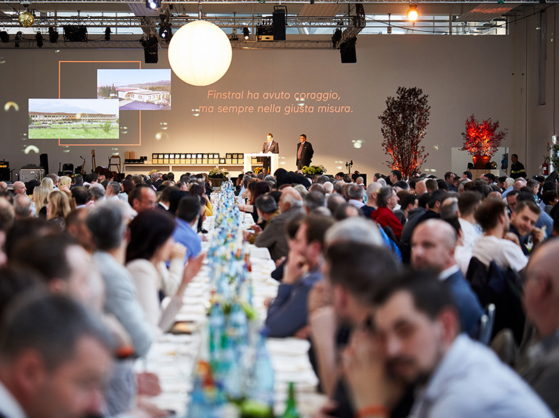 Das feierliche Galadinner samt Ansprachen, musikalischer Umrahmung, Moderation und Mitarbeiterehrungen stand unter dem Motto: Wir leben Fenster – seit 50 Jahren. Foto: © Finstral