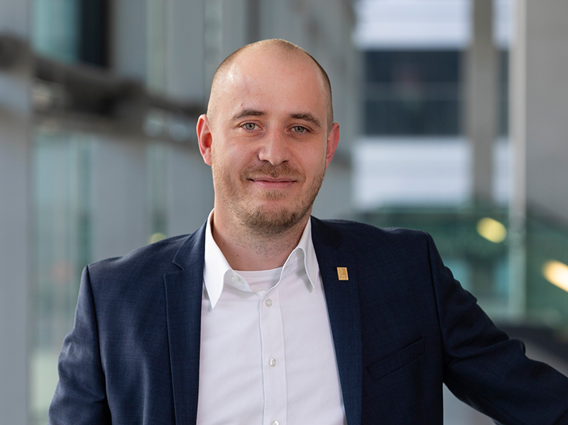 Philipp Götz: Nachhaltigkeit bewegt nicht nur die Branche, sondern ist auch bereits in der Politik angekommen. Im Rahmen der kommenden Messeausgabe möchten wir gerne auf politischer Ebene herausstellen, welchen Beitrag der Sonnenschutz und energieeffiziente Tore zur Bekämpfung des Klimawandels leisten. Foto: © Landesmesse Stuttgart