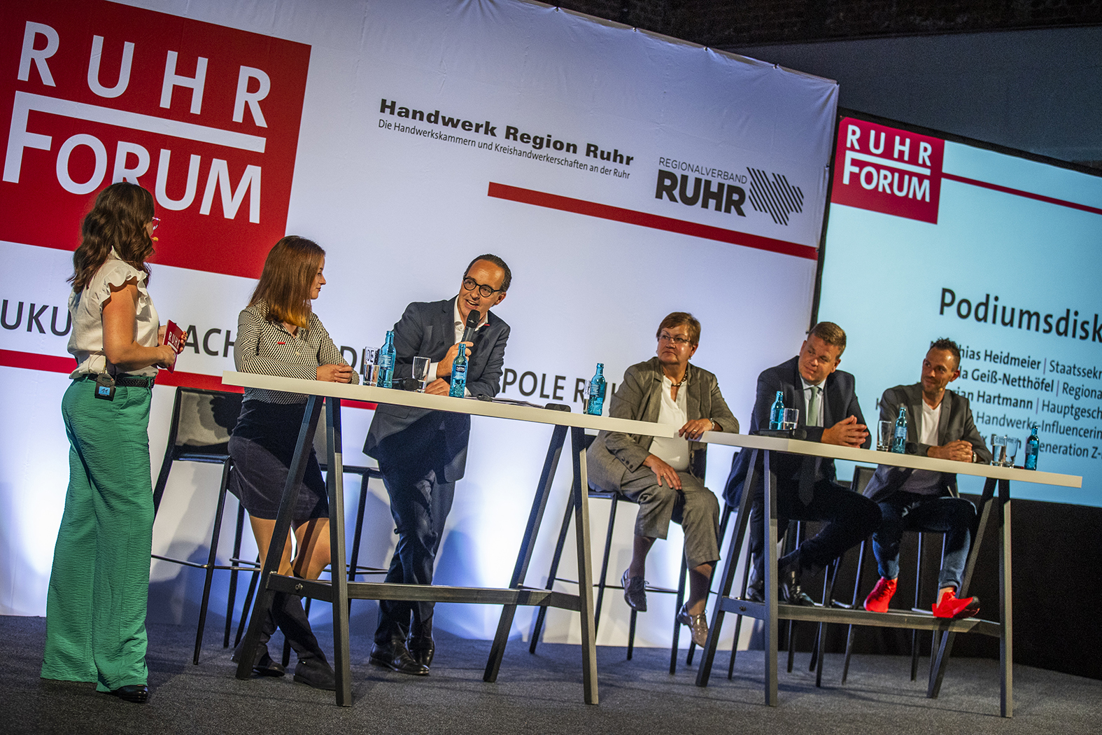 v.l.: Moderatorin Kathrin Post-Isenberg, Handwerks-Influencerin und Metallbauerin Karolin Röhring, Hauptgeschäftsführer WHKT Dr. Florian Hartmann, Karola Geiß-Netthöfel, Regionaldirektorin RVR, Matthias Heidmeier, Staatssekretär im NRW-Arbeitsministerium, und Felix Behm, Gen Z-Experte Foto: © Sarah Rauch/HWK Dortmund