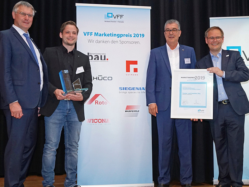 VFF-Präsident Detlef Timm (l.), Frank Lange, Geschäftsführer des VFF (r.) und Helmut Meeth, Vorsitzender des VFF-Arbeitskreises Marketing (2.v.r.), gratulierten Nicolai Jörg von der Firma Fenster- und Türenbau Jörg zum Gewinn des VFF-Marketingpreises 2019 und überreichten Pokal und Urkunde. Foto: © VFF