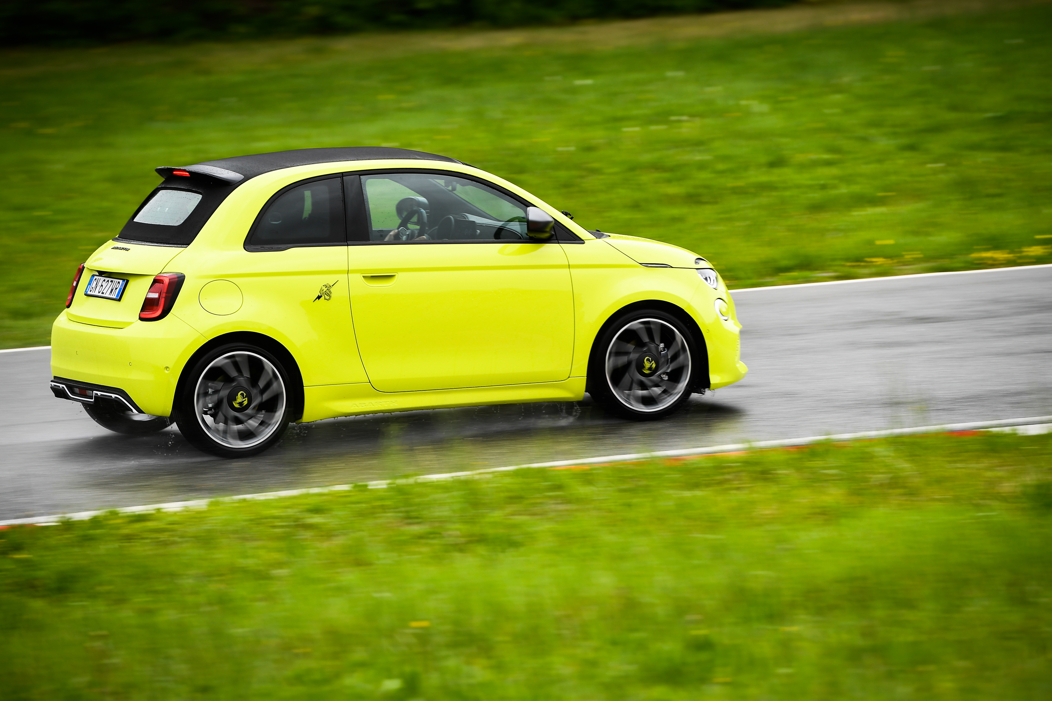 Den agilen Abarth 500e gibt es als Limousine und Cabrio. Foto: © Abarth