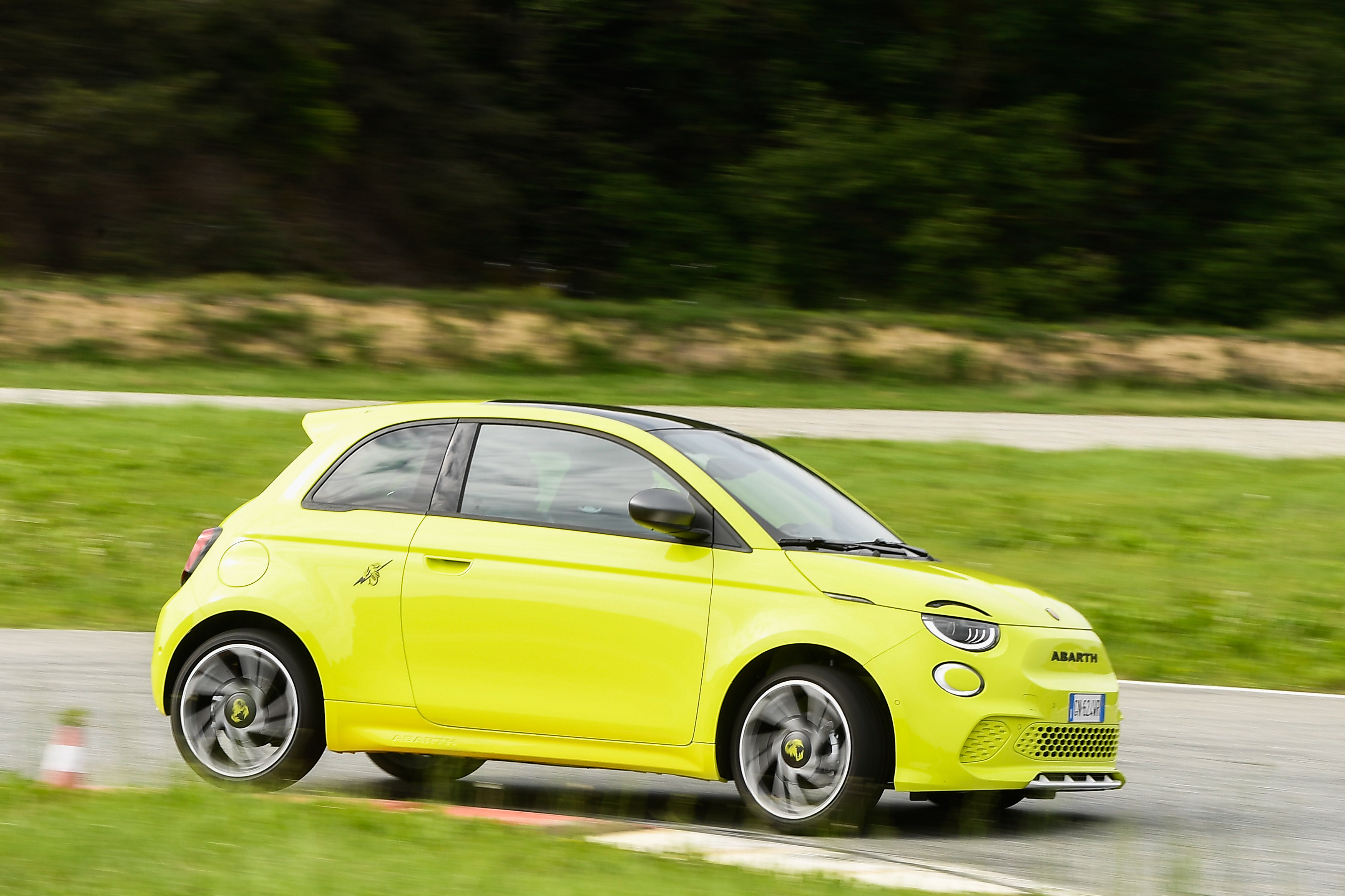 Der straff abgestimmte Stromer verfügt über eine Reichweite von 265 Kilometern. Foto: © Abarth