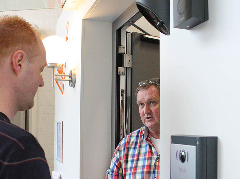 Smart erleben: Die Smart Home Systeme werden in realistischen Einbausituationen präsentiert. So können Interessierte die Funktionen live testen. Foto: © Schüt-Duis