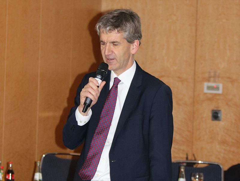 Dr. Edgar Joussen stellte in bewährter Weise viele praxisrelevante Tipps für Branchenbetriebe vor. Foto: © Bundesverband Wintergarten e.V.
