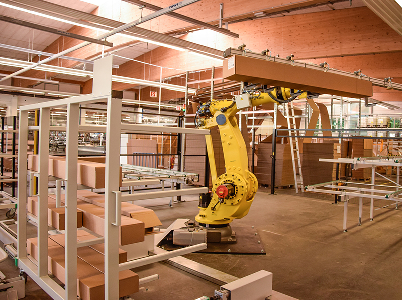 IFN-Automatisierungsmaßnahmen: Ein innovativer Meilenstein von Schlotterer ist die Inbetriebnahme des Staplerroboters SIGI, der in der Versandabteilung zum Einsatz kommt. Foto: © Schlotterer 