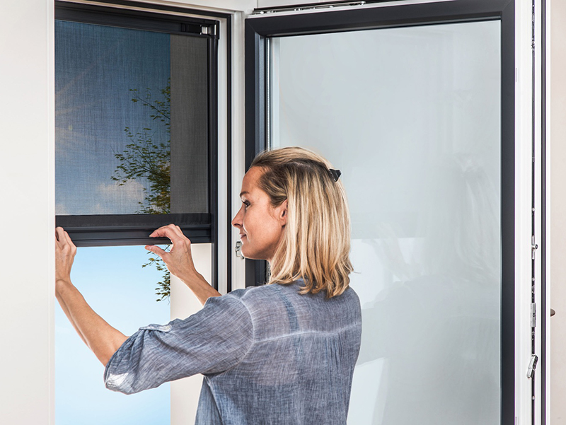 IFN-Produktinnovationen: Mit dem neuen, weiterentwickelten Blinos Außenrollo zur bohr- und schraubenlosen Montage bietet die Schlotterer Sonnenschutz Systeme GmbH die ideale Sonnenschutzlösung für Mieter. Foto: © Schlotterer