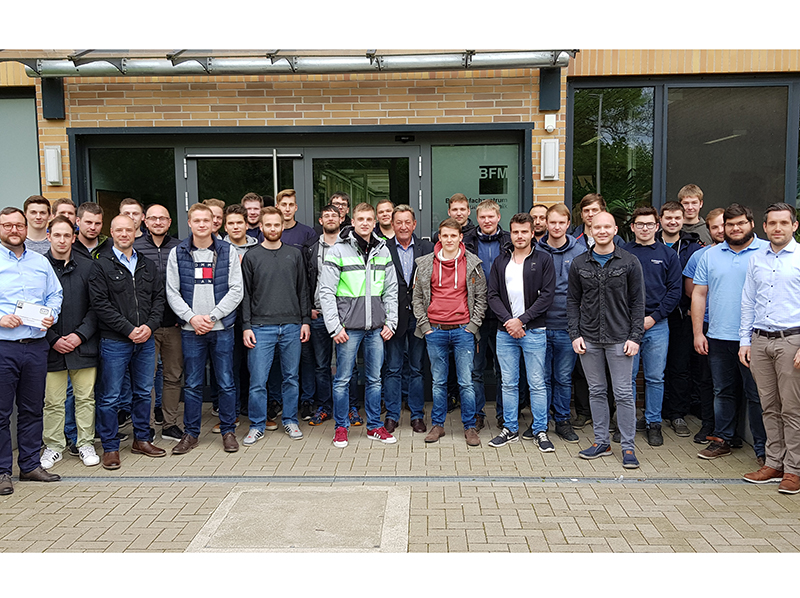 Die Zukunft im Metallbau: Meisterschüler vom Bundes-fachzentrum Metall und Technik Northeim mit den Fachbereichsleitern Holger Sacher (l.) und Markus Schulz (r.). Foto: © A|U|F