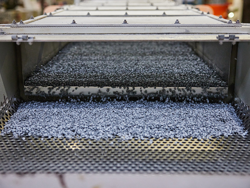 Das Material wird gebrochen, gereinigt, sortiert und granuliert. Die Recyclinganlage in Diksmuide verarbeitet derzeit durchschnittlich 10 Lkws mit alten PVC-Profilen pro Tag. Foto: © Deceuninck