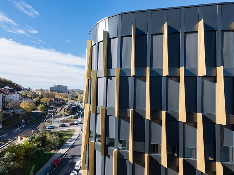 Die eingesetzten heroal Systeme aus langlebigem Aluminium tragen maßgeblich zur Energieeffizienz des Gebäudes bei, indem sie für ausreichende Wärmedämmung und ein angenehmes Raumklima sorgen. Foto: © Heroal