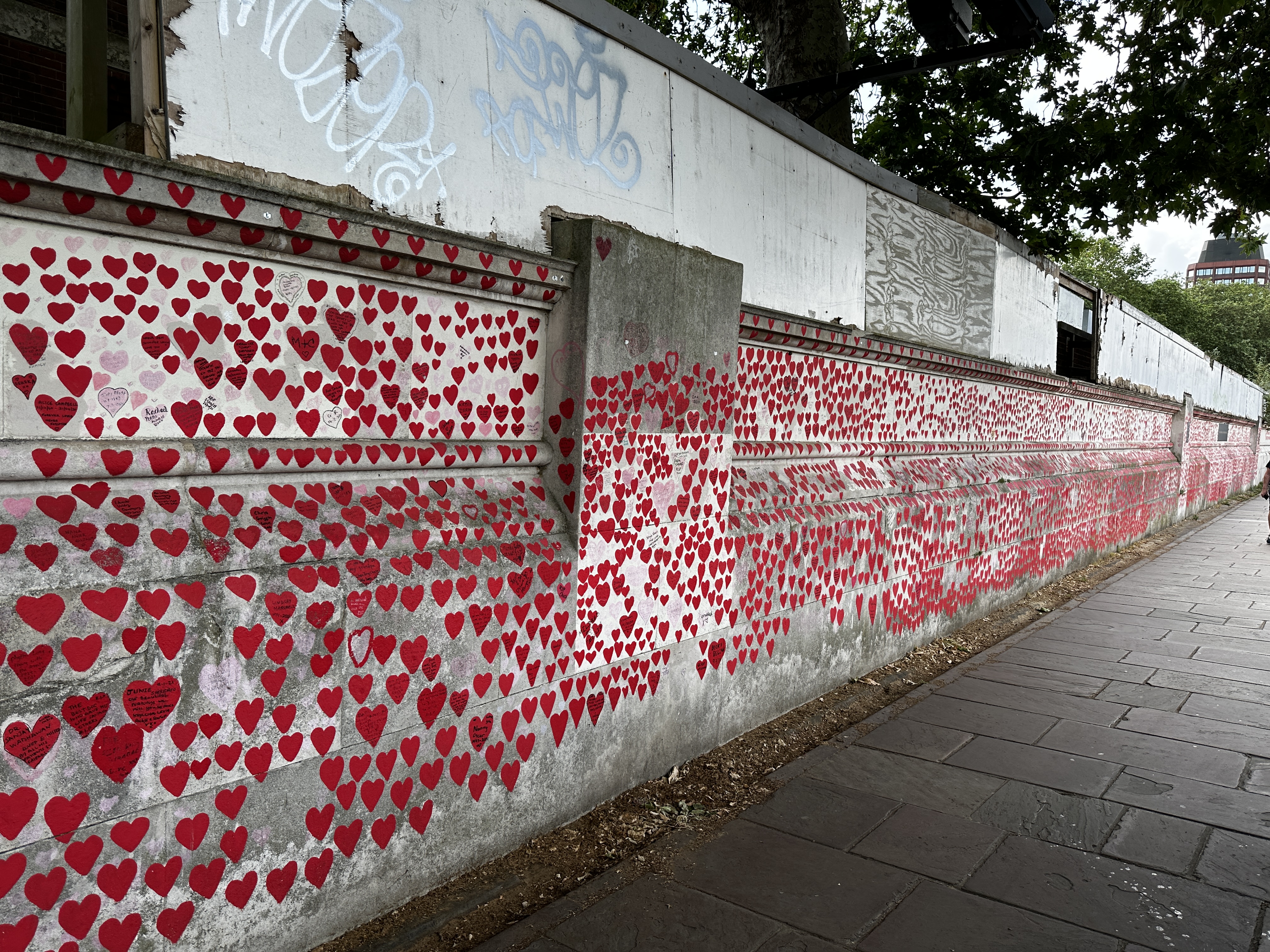 Die National-Covid-Memorial-Wall am Ufer der Themse in London, direkt gegenüber des britischen Regieurungssitzes. Foto: © Wolfgang Weitzdörfer