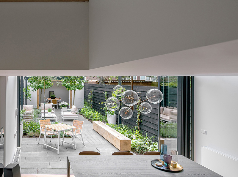 Offenheit und Transparenz prägen die neuen Räume des Reihenhauses. Foto: © Solarlux