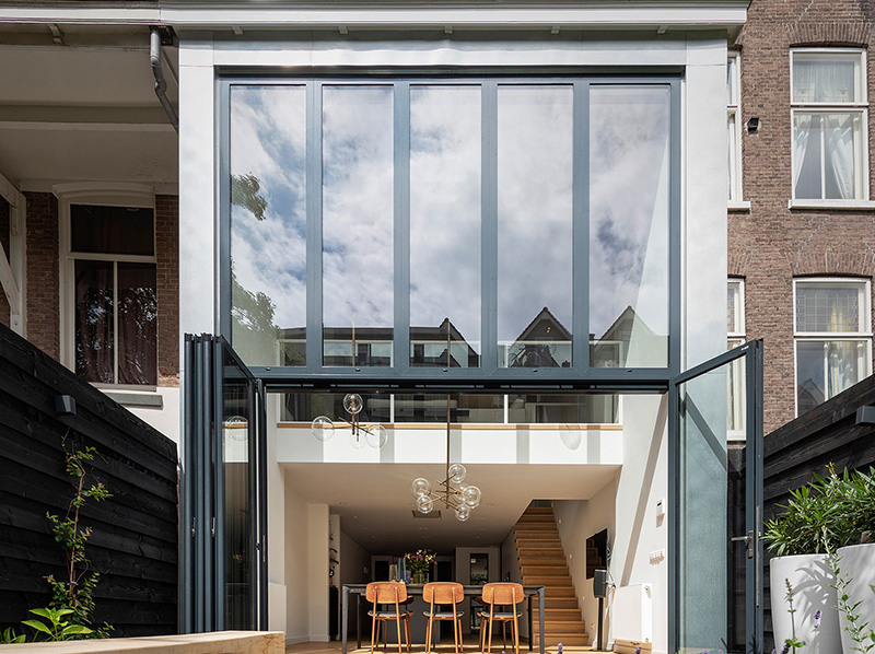 Die Glas-Faltwand öffnet sich im Erdgeschoss über die gesamte Breite von vier Metern. Foto: © Solarlux