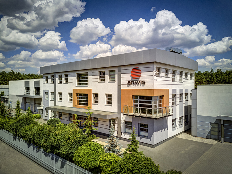 Das Headquater in Włocławek: Hier entwickeln die Experten für innenliegenden Sonnenschutz innovative und dekorative Lösungen, die einen wichtigen Beitrag zur energieeffizienten Klimatisierung der Räume leisten. Foto: © Anwis