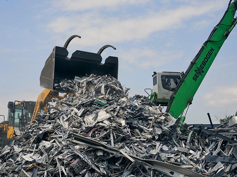 Der angelieferte Aluminiumschrott gelangt nach der Vorsortierung in verschiedene Zerkleinerungsprozesse. Foto: © Wicona/Mediashots