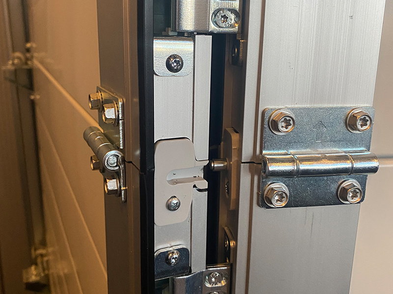 Mit verstellbaren Scharnieren ist die neu entwickelte Schlupftür leichter zu montieren und besser abschließbar. Foto: © Novoferm