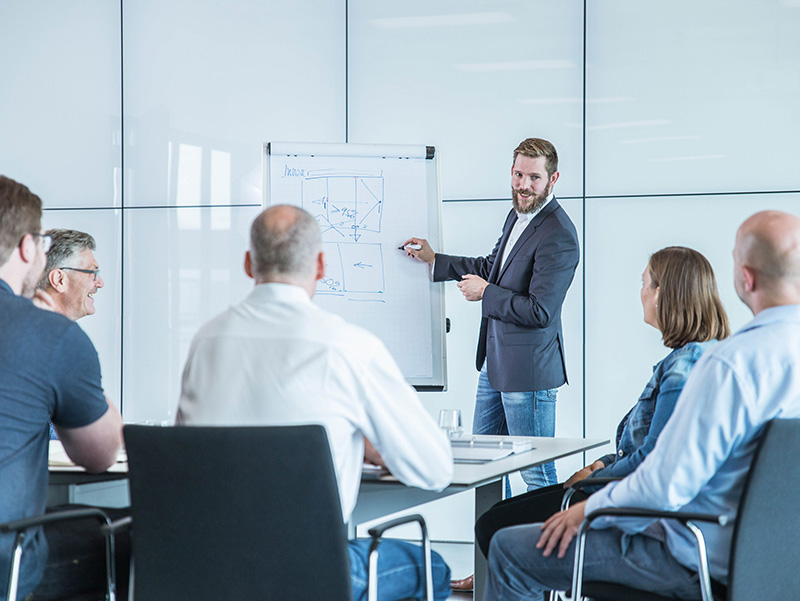 In Verkaufsschulungen stehen praxisnahe Analysen auf der Tagesordnung. Sie zeigen, wie die Beratung bedarfsgerecht durchgeführt werden kann. Foto: © Solarlux GmbH