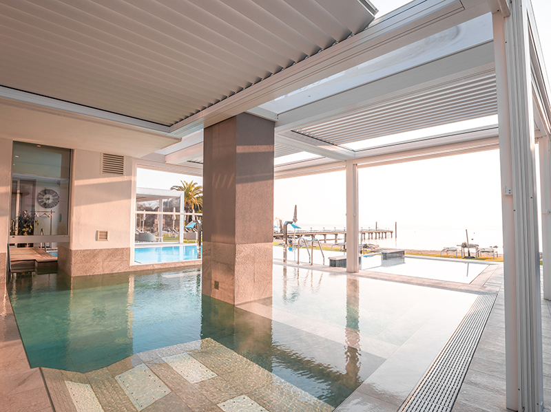 Es wurde eine geschützte Umgebung mit senkrechten Elementen und einem auffahrbaren Dach geschaffen. Foto: © KE