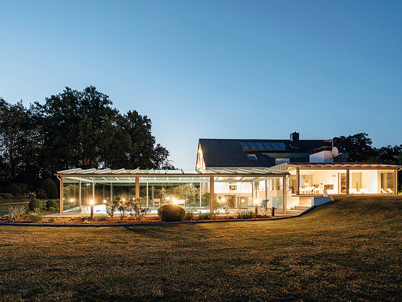 Die zwei Glashäuser sind auch in der Dämmerung ein echter Hingucker und werten den Außenbereich des Hauses enorm auf. Foto: © Solarlux