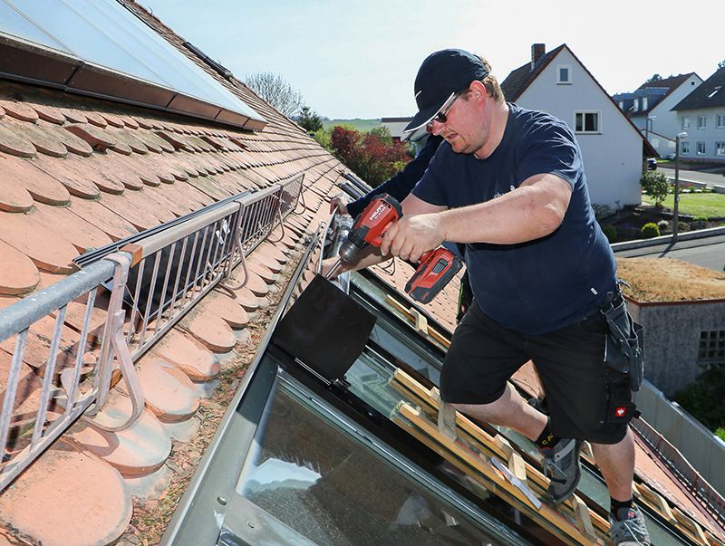 Befestigung des Rollladenkastens. Foto: © Schanz Rollladensysteme